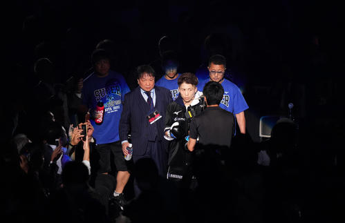 WBC・WBO世界スーパー・バンタム級タイトルマッチ　入場する井上（撮影・菅敏）