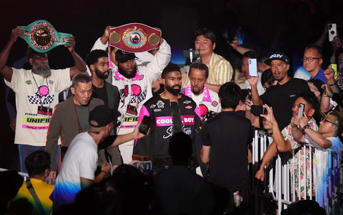 WBC・WBO世界スーパー・バンタム級タイトルマッチ　入場するフルトン（中央）（撮影・菅敏）