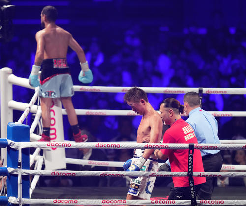 5回、KOでラミレス（左）に敗れ、肩を落とす清水（撮影・菅敏）