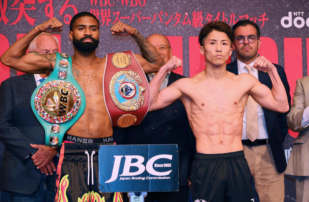 WBC・WBO世界スーパーバンタム級タイトルマッチの前日計量をパスした王者フルトン（左）と挑戦者の井上（撮影・野上伸悟）
