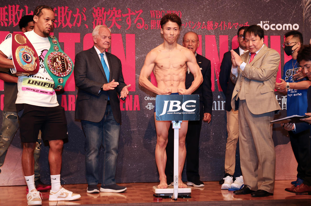 WBC・WBO世界スーパーバンタム級タイトルマッチの前日計量をパスした井上（撮影・野上伸悟）
