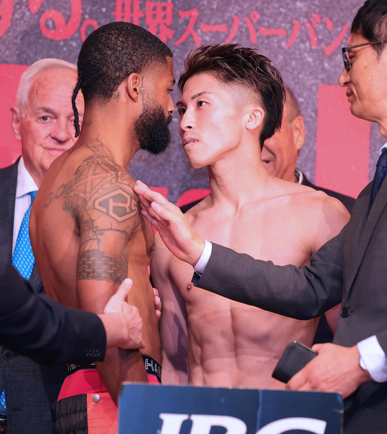 2023年7月24日、WBC・WBOスーパーバンタム級タイトルマッチの前日計量をパスしフェイスオフを行う王者スティーブン・フルトン（左）と挑戦者の井上尚弥
