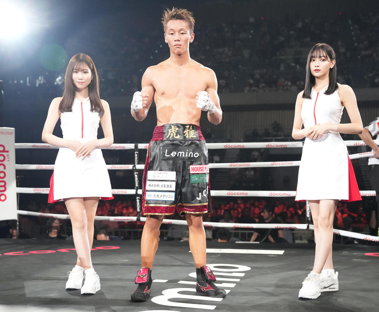 マラプ対今永　マラプに勝利した今永（中央）と、ラウンドガールの日南まみ（左）、吉澤遥奈（撮影・鈴木みどり）