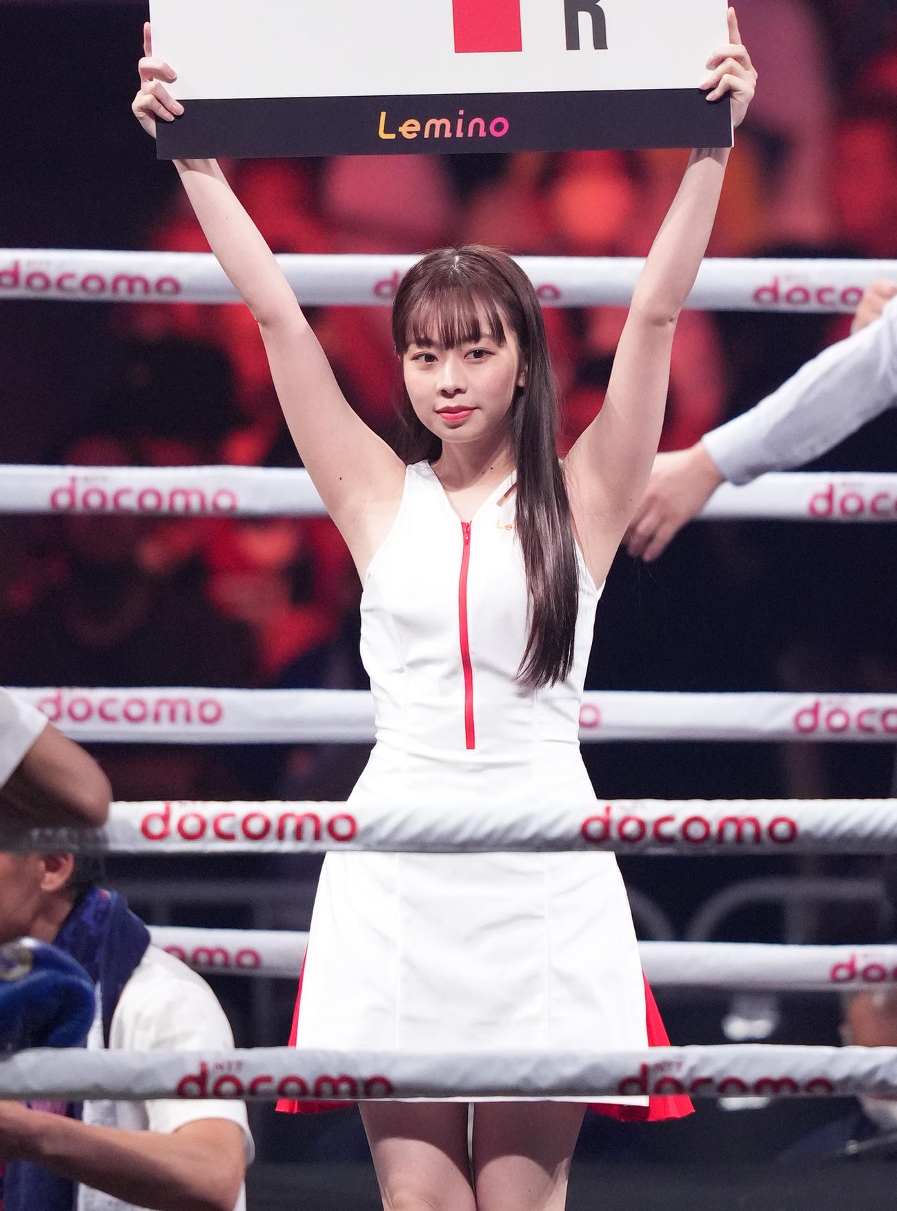 リングを彩るラウンドガールの松藤茉鈴（撮影・菅敏）