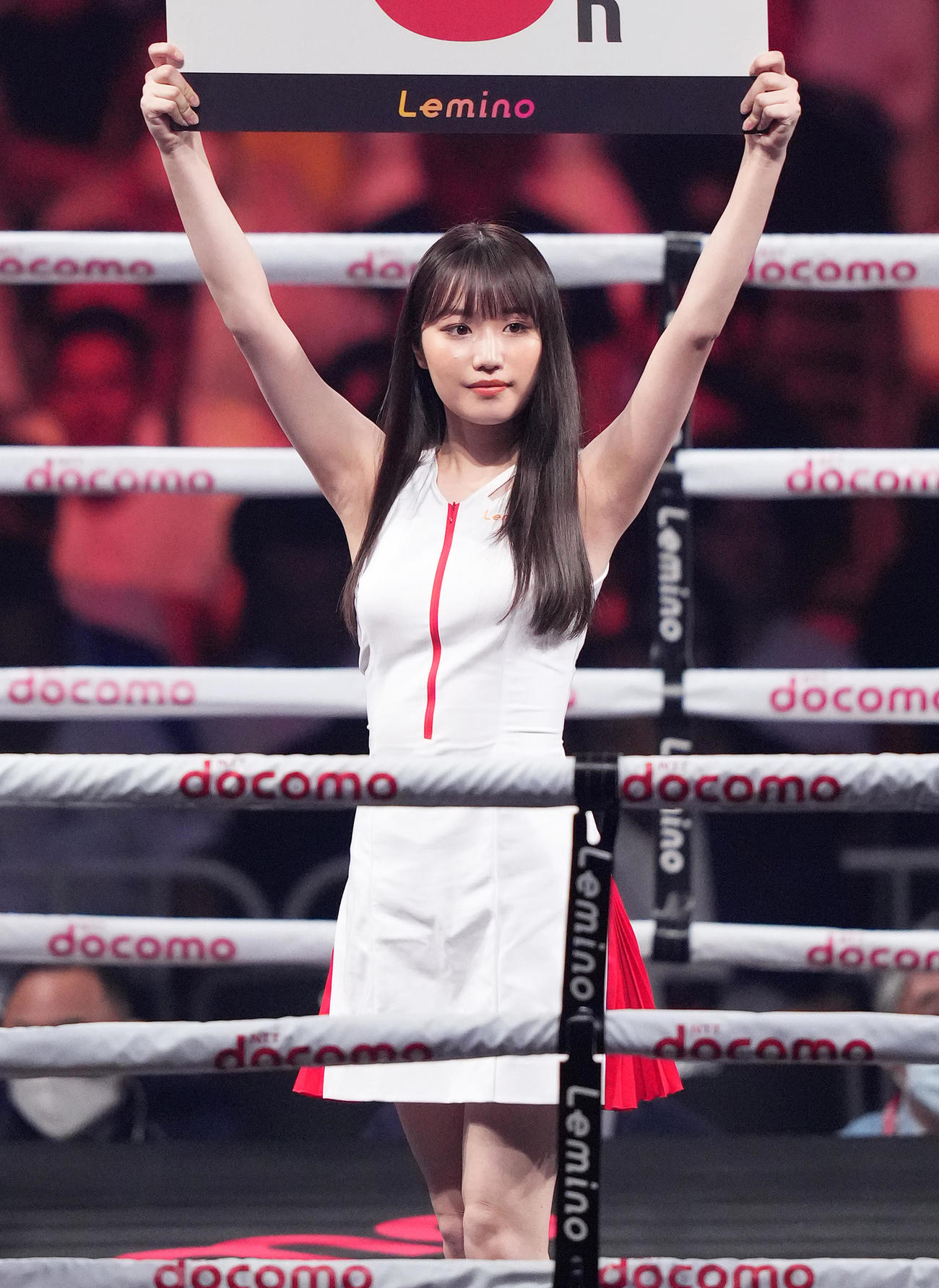 リングを彩るラウンドガールの仲俣由菜（撮影・菅敏）
