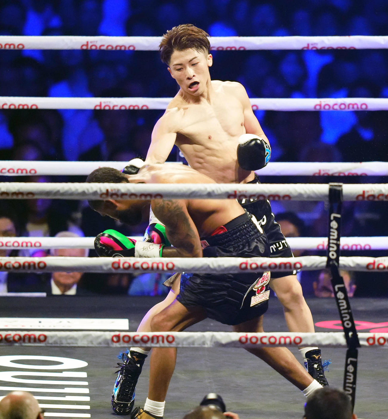 2回、フルトン（手前）を攻める井上（撮影・菅敏）