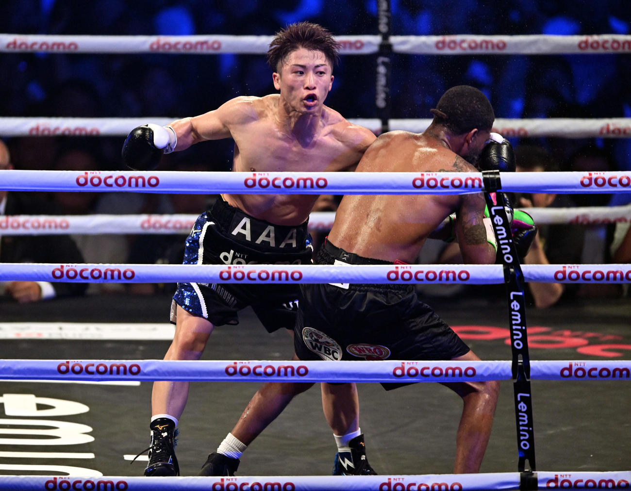 8回、井上（左）はフルトンにパンチを打ち込みダウンを奪う（撮影・滝沢徹郎）