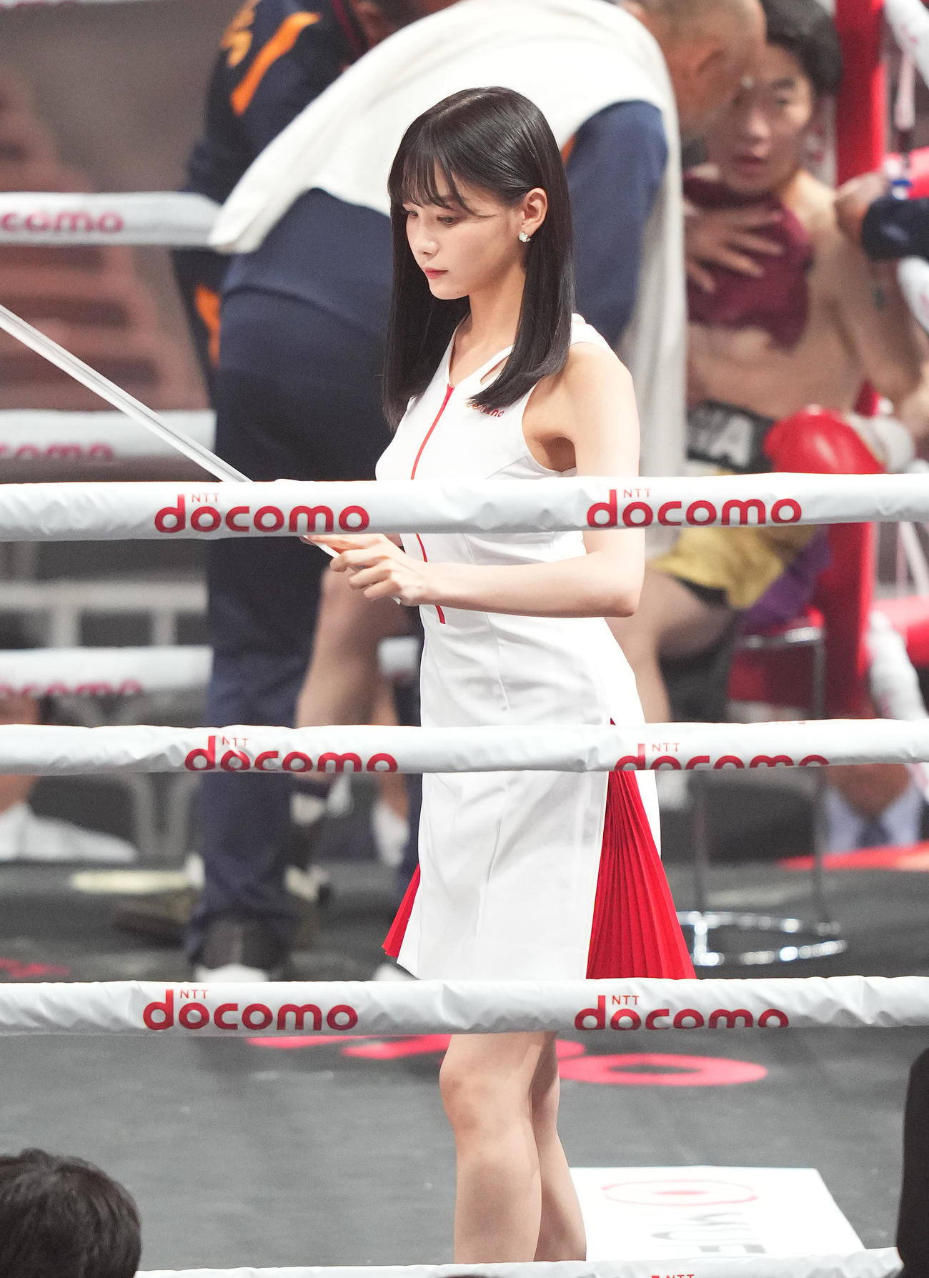 リングを彩るランドガールの吉澤遥奈（撮影・菅敏）
