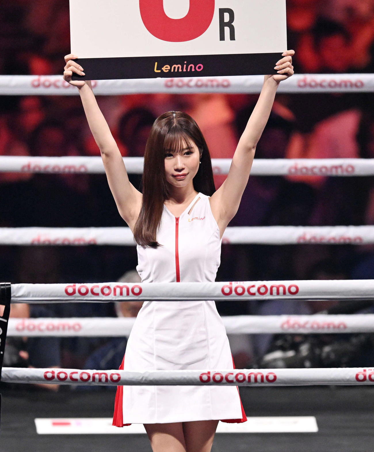 リングを彩るラウンドガールの日南まみ（撮影・滝沢徹郎）