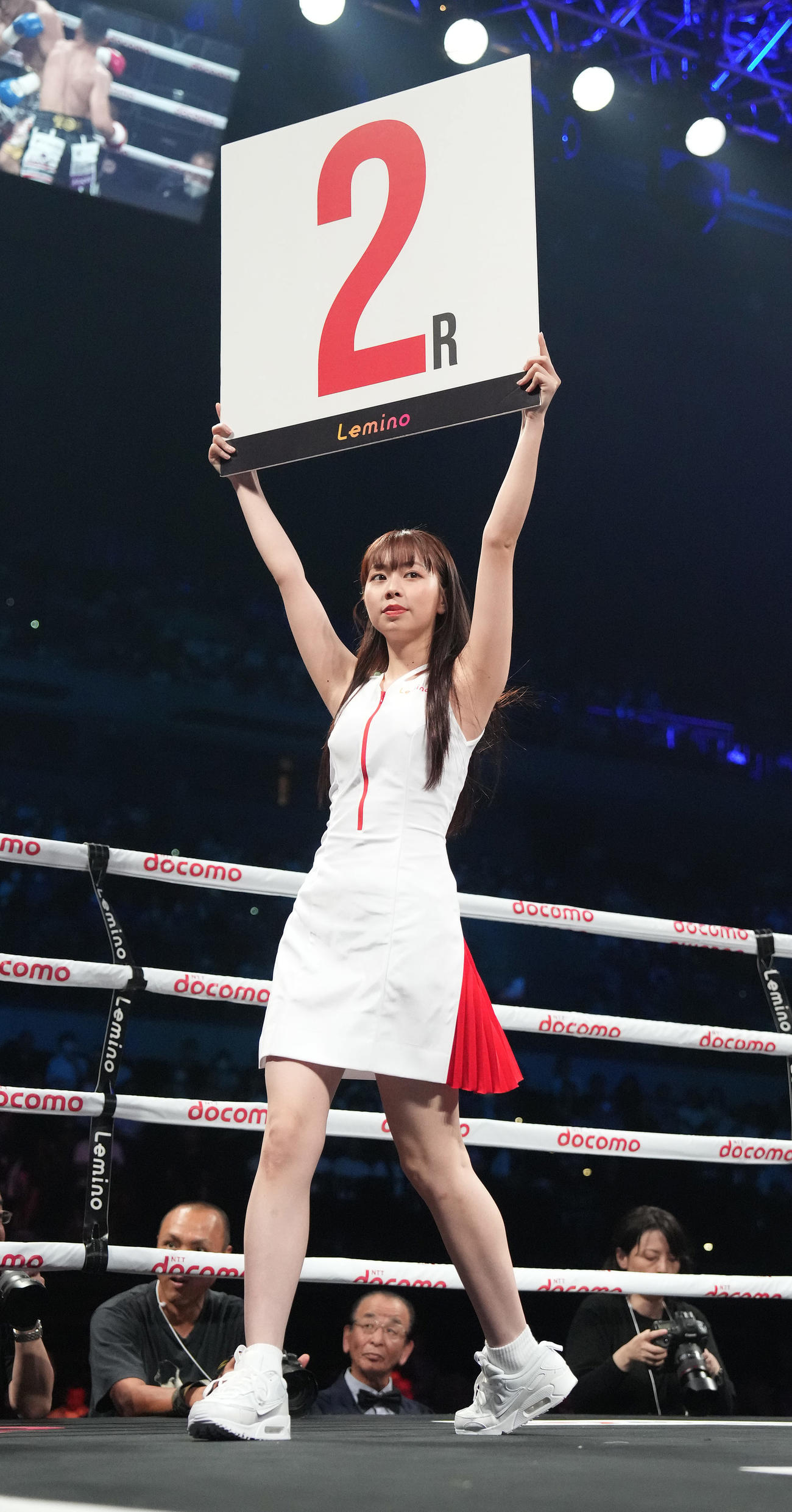 リングを彩るラウンドガールの松藤茉鈴（撮影・鈴木みどり）