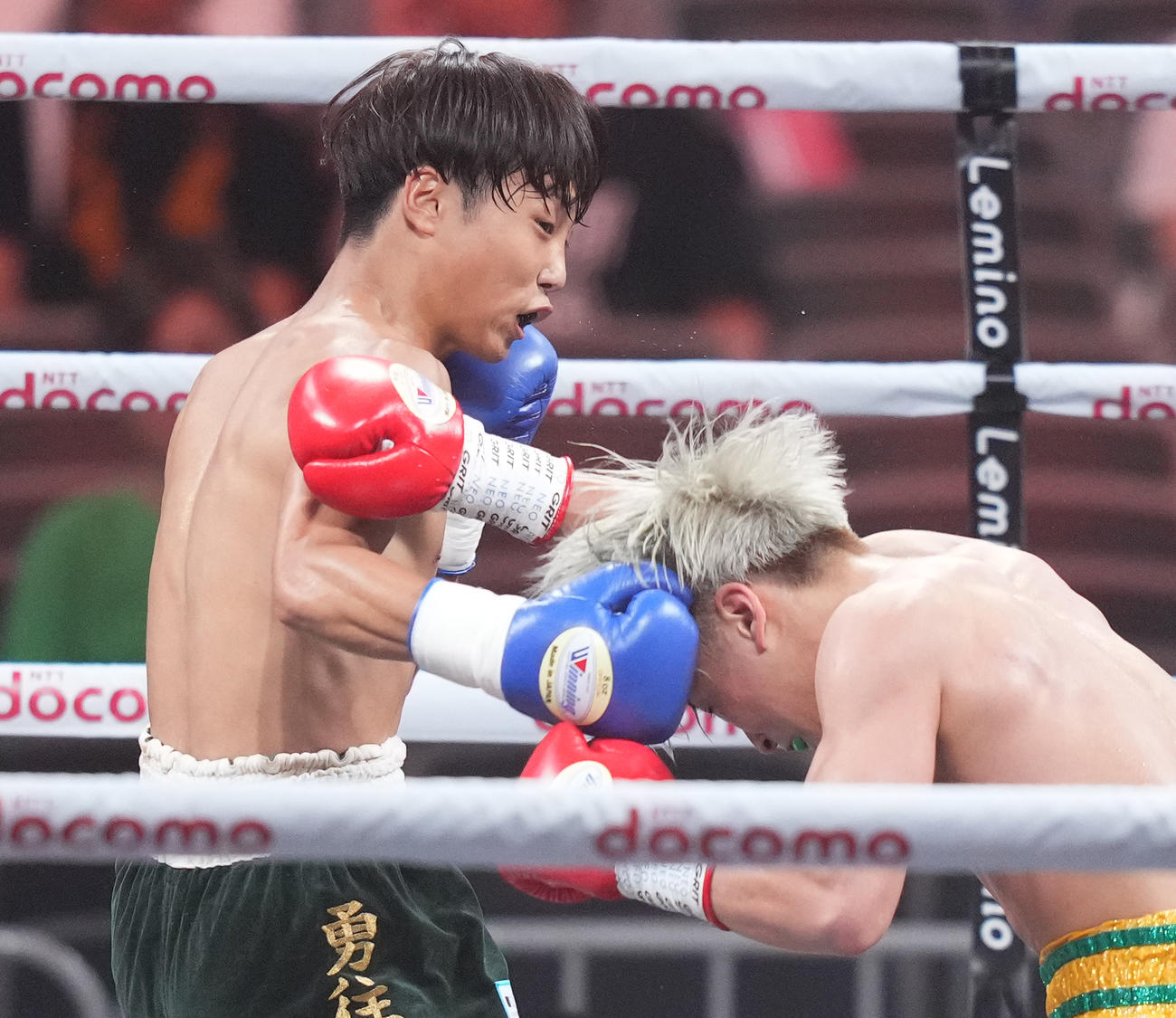 2回、川上（右）に右フックを入れる北野（撮影・菅敏）