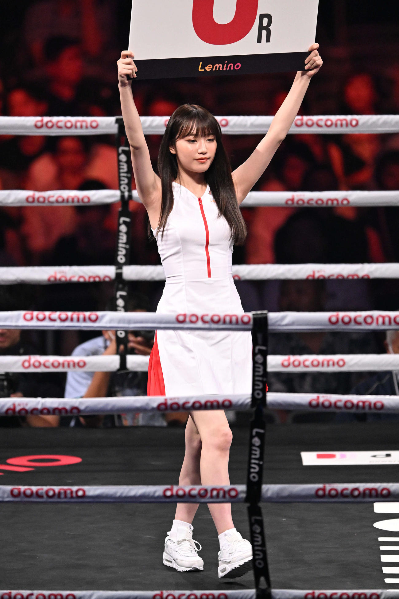 リングを彩るラウンドガールの仲俣由菜（撮影・滝沢徹郎）