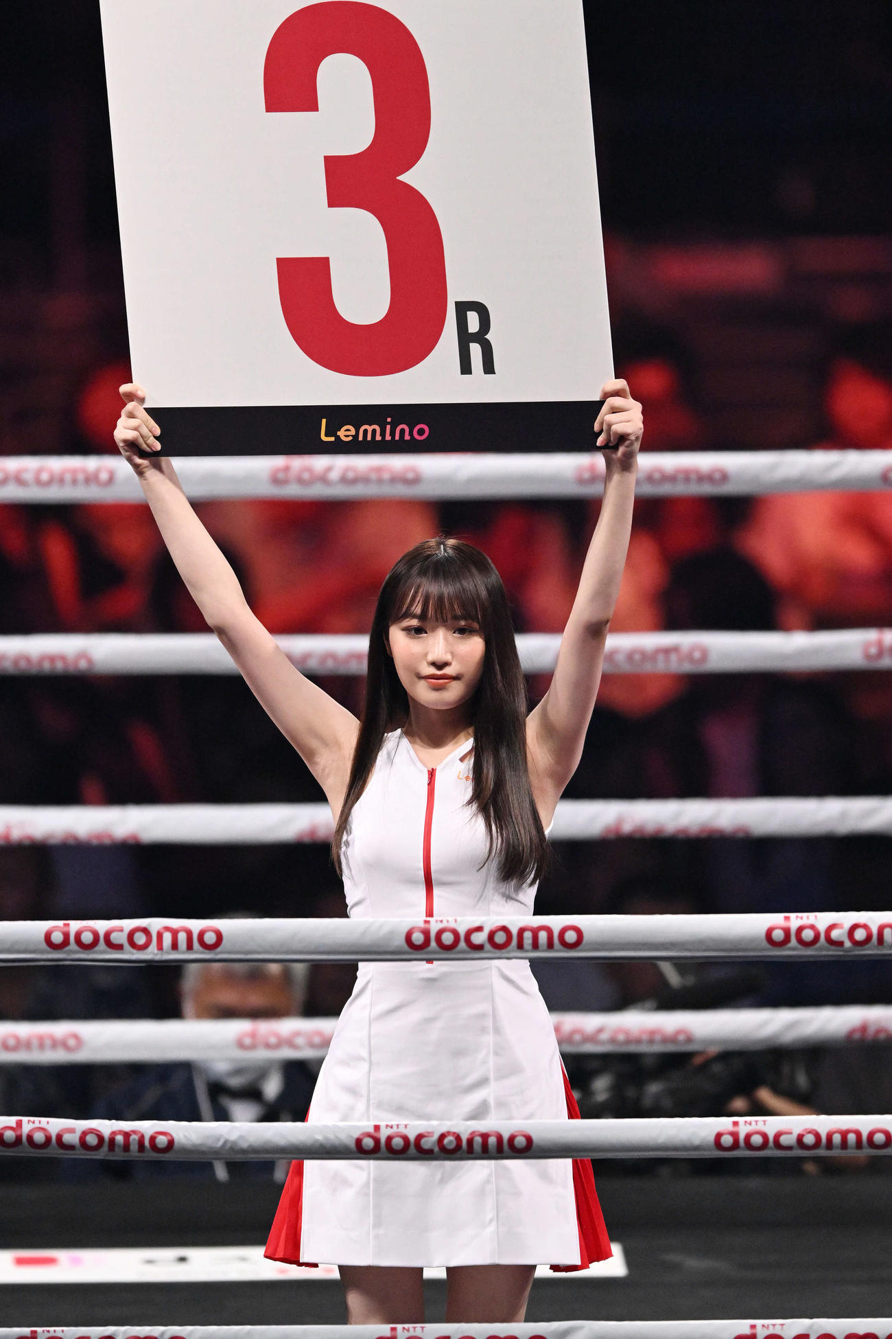 リングを彩るラウンドガールの仲俣由菜（撮影・滝沢徹郎）