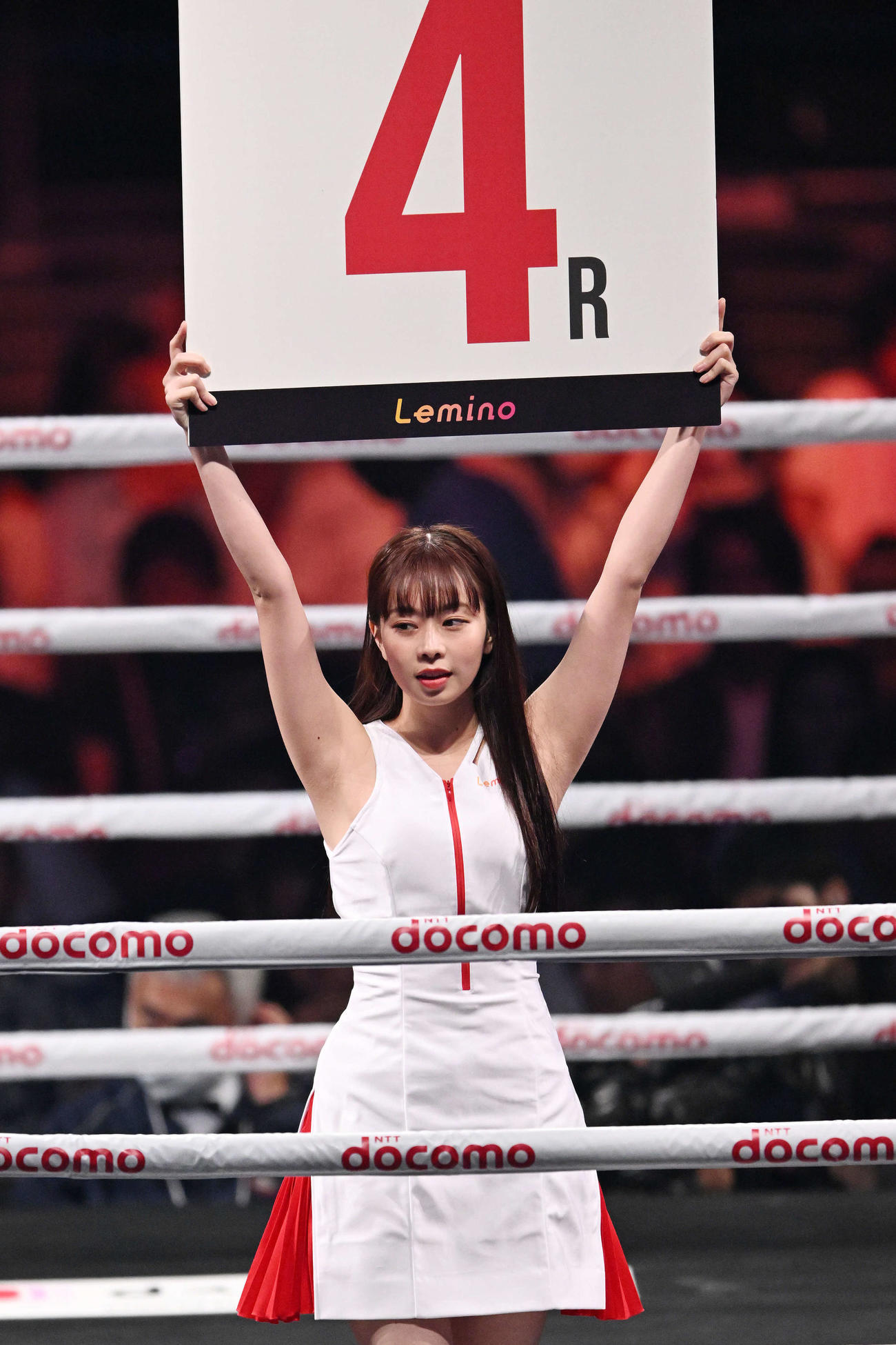 リングを彩るラウンドガールの松藤茉鈴（撮影・滝沢徹郎）