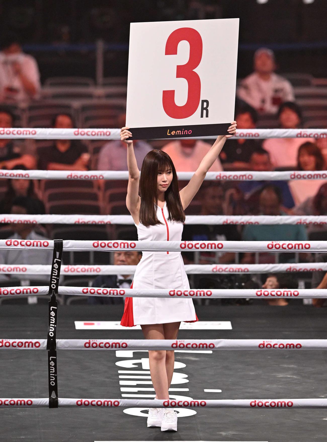 リングを彩るラウンドガールの日南まみ（撮影・滝沢徹郎）