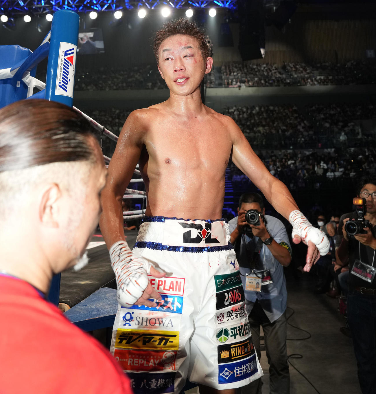 ラミレス対清水　ラミレスに5回TKO負けし、引き揚げる清水（撮影・鈴木みどり）