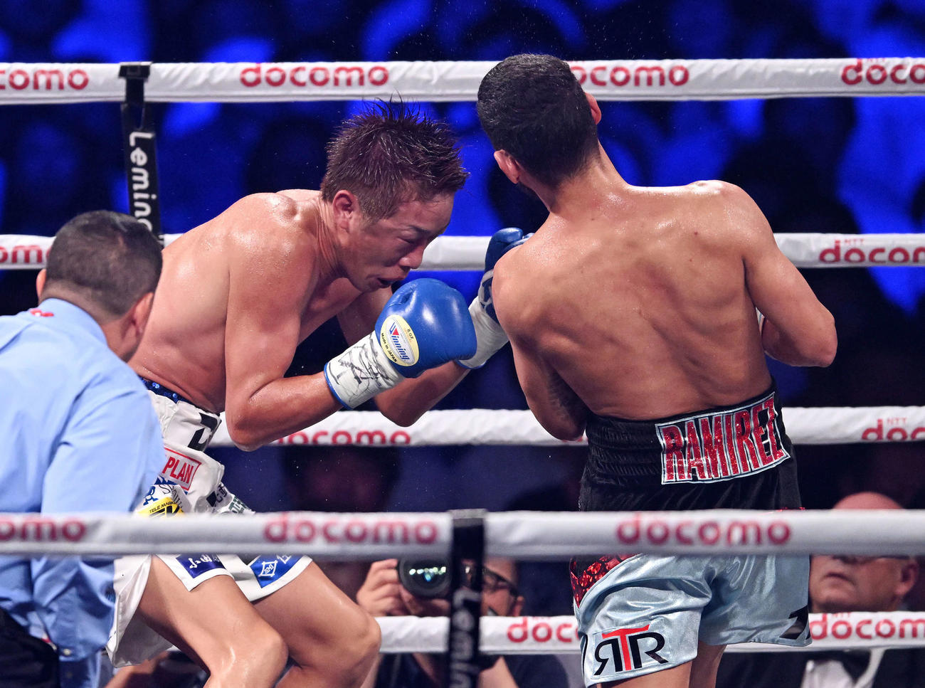 5回、清水（左）はラミレスのパンチでダウンする（撮影・滝沢徹郎）