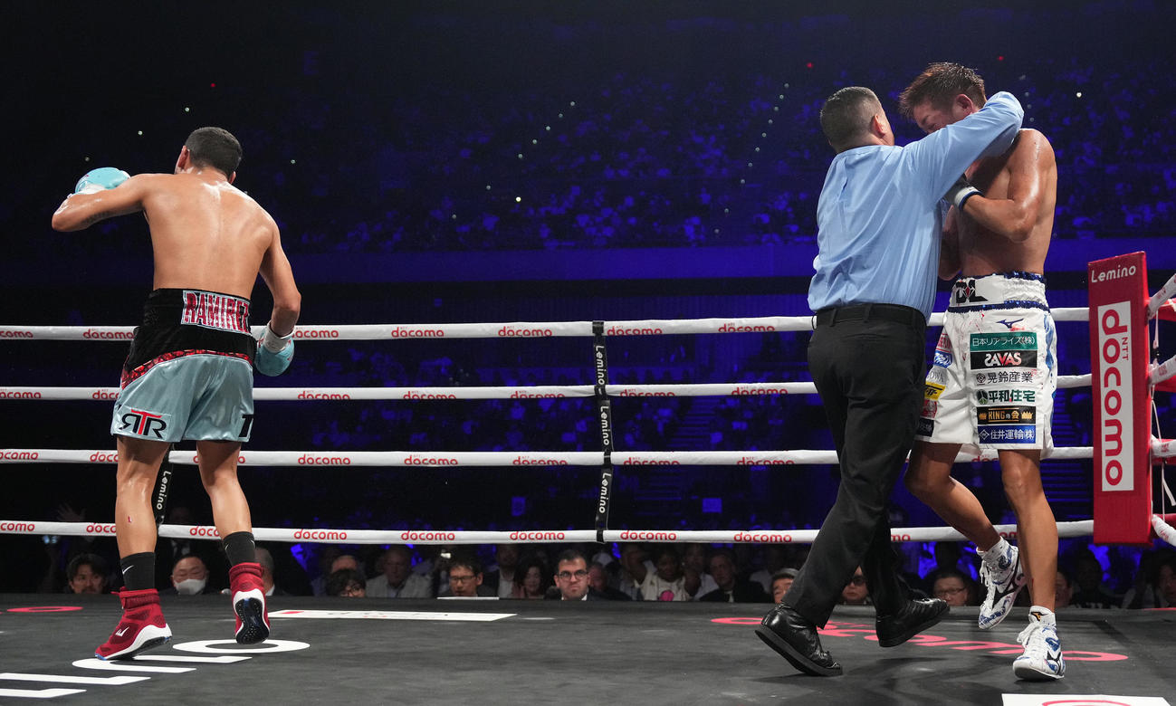 ラミレス対清水　5回、ラミレス（左）にTKO負けする清水（撮影・鈴木みどり）