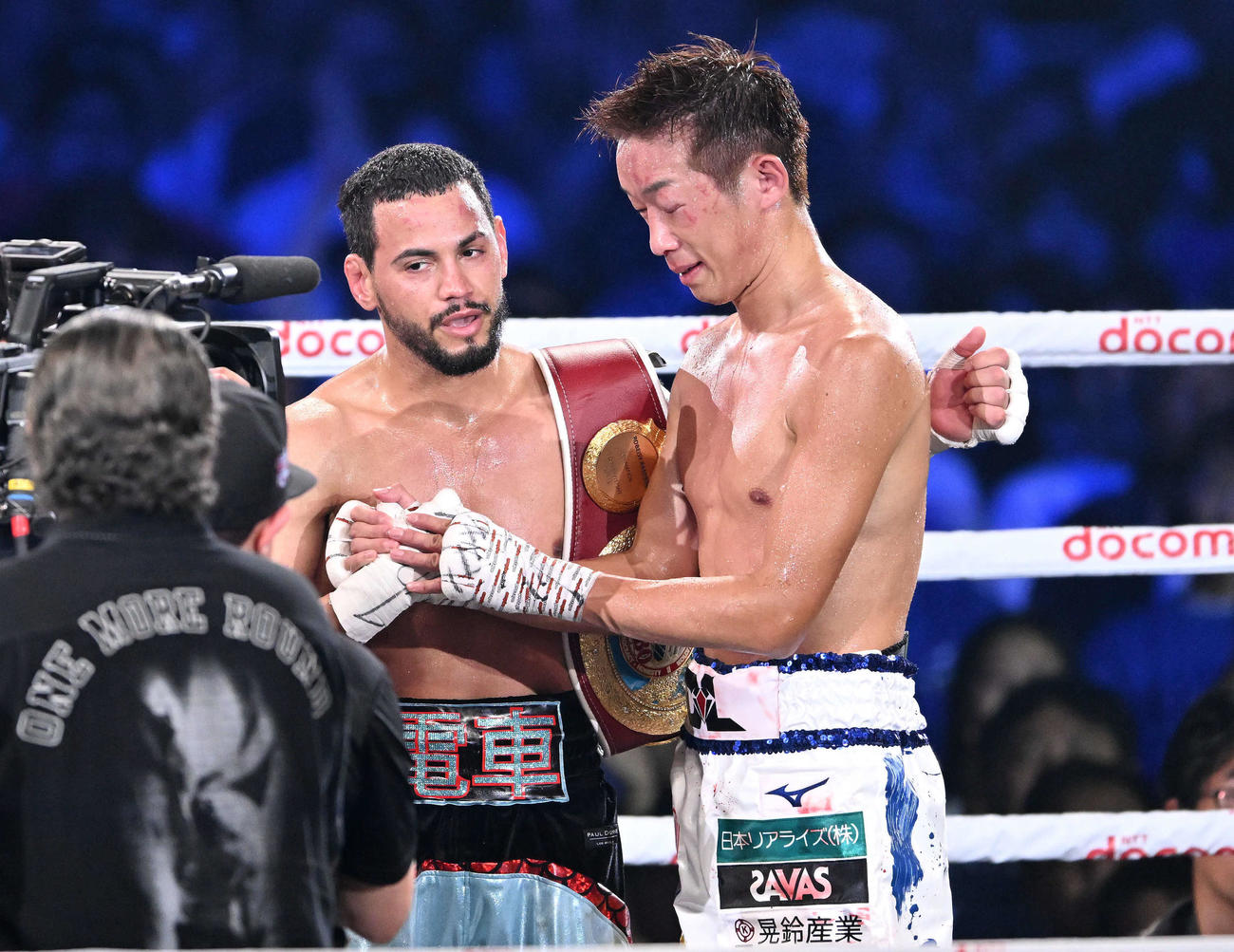 試合後、TKO負けした清水（右）はラミレスと握手をかわす（撮影・滝沢徹郎）