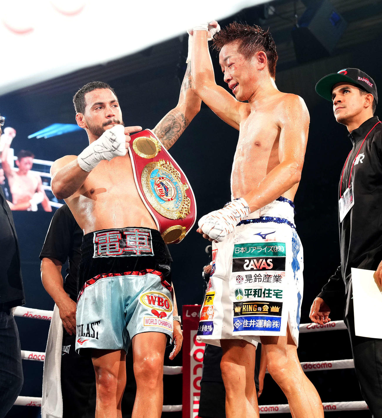 試合後、WBO世界フェザー級防衛のラミレス（左）から健闘をたたえられる清水（撮影・鈴木みどり）