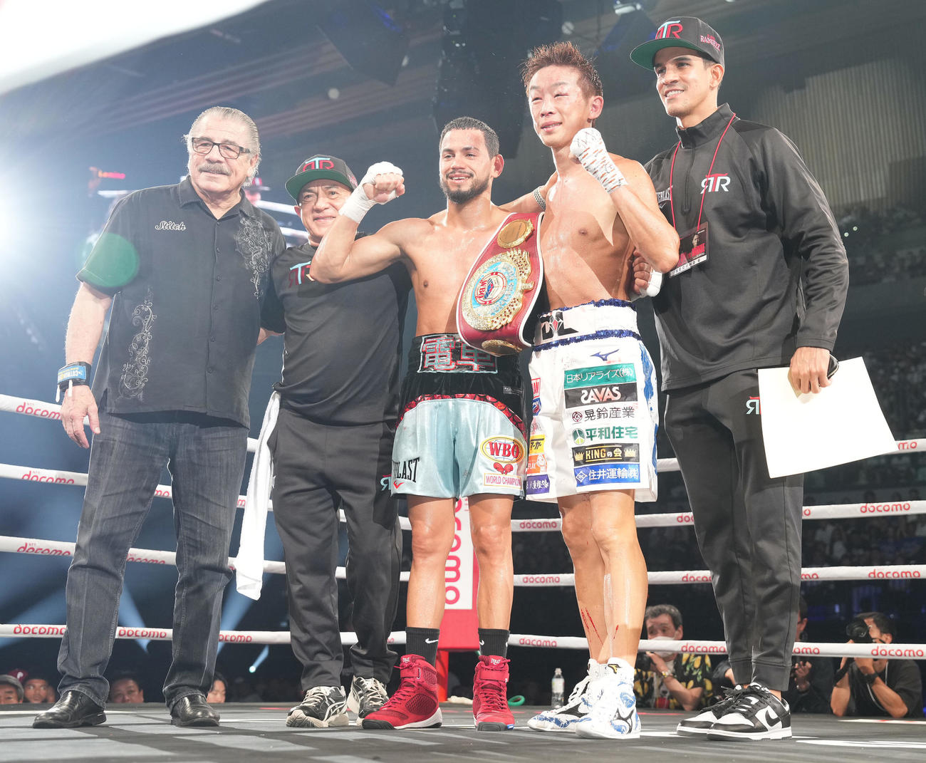 ラミレス対清水　試合後、防衛したラミレス（中央）と記念撮影する清水（右から2人目）（撮影・鈴木みどり）