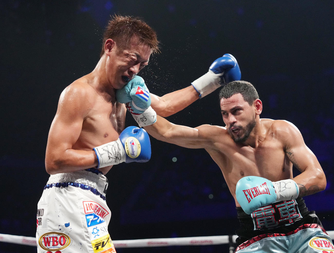 4回、ラミレス（右）のパンチを食らう清水（撮影・鈴木みどり）