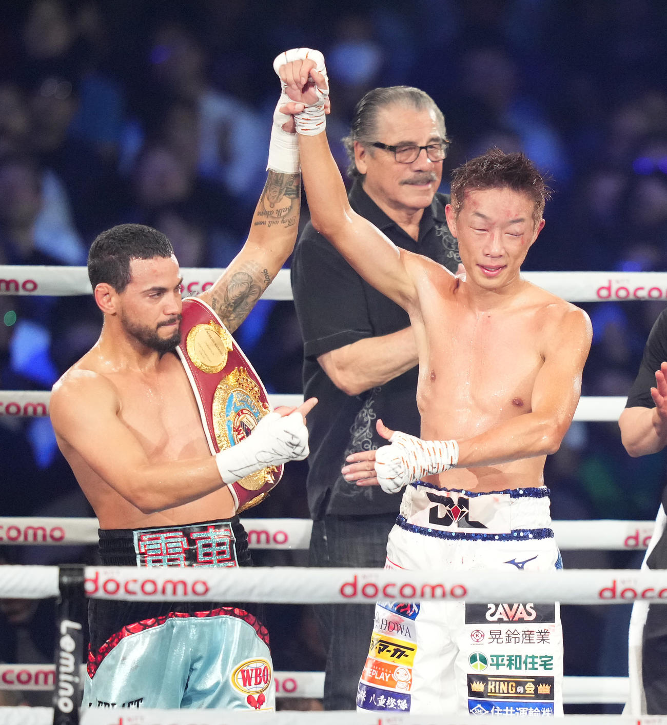 ラミレス（左）に5回TKOで敗れた清水（撮影・菅敏）