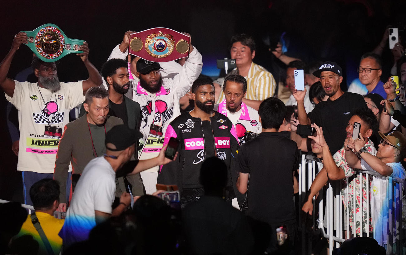 WBC・WBO世界スーパー・バンタム級タイトルマッチ　入場するフルトン（中央）（撮影・菅敏）