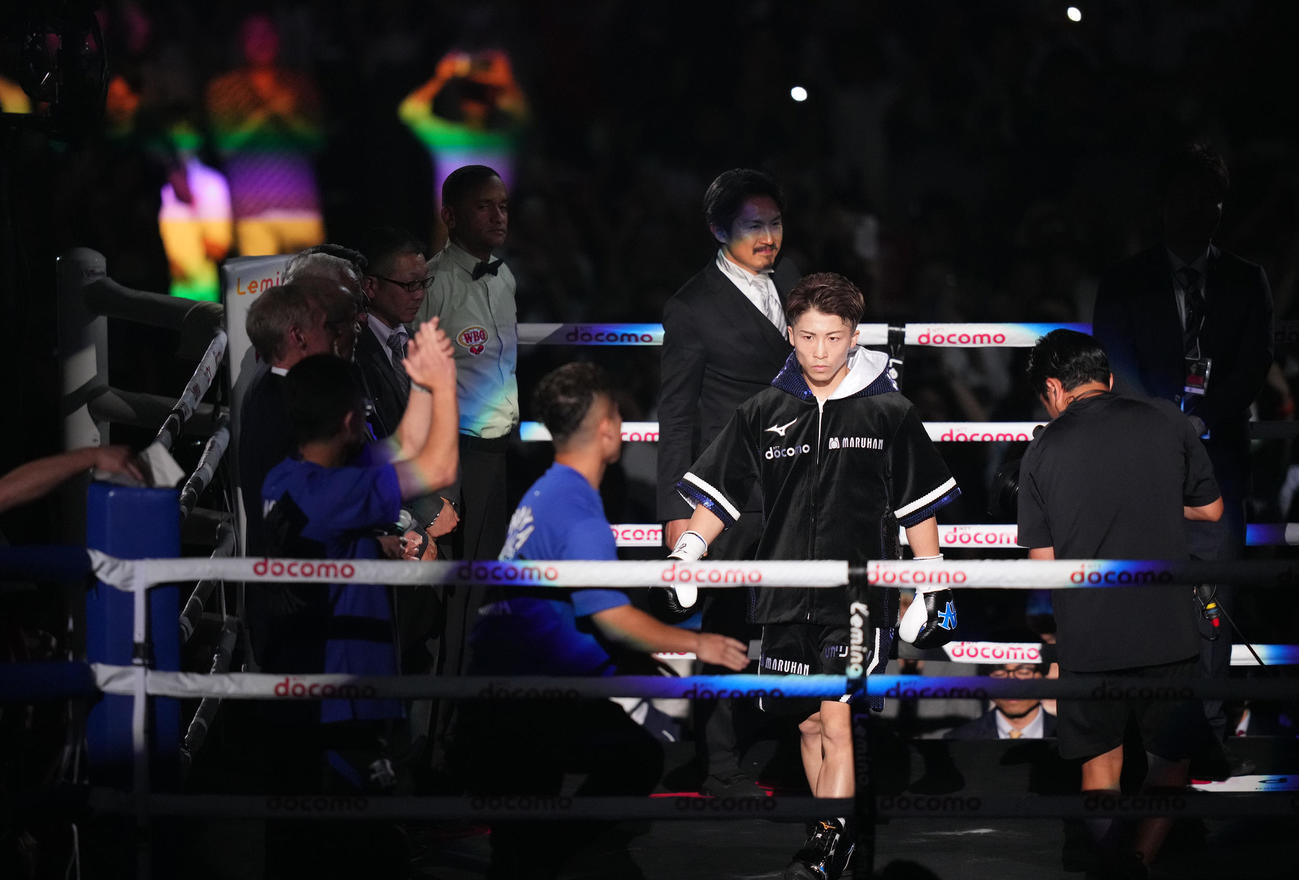 WBC・WBO世界スーパー・バンタム級タイトルマッチ　リングに登場する井上（撮影・菅敏）