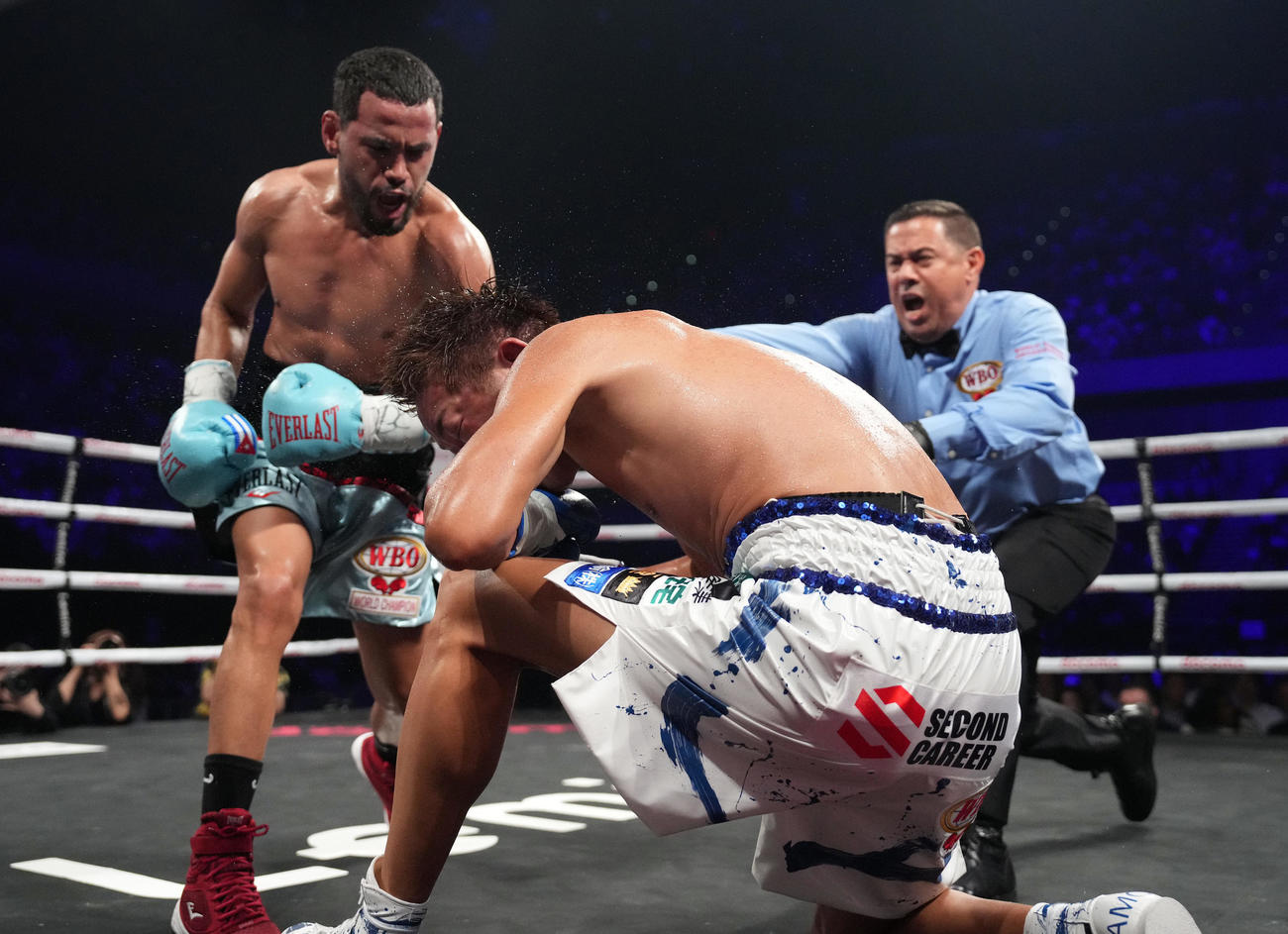 5回、ラミレス（左）にダウンを奪われる清水（撮影・鈴木みどり）