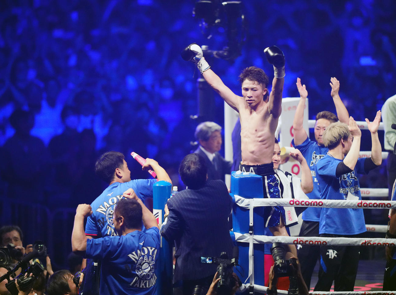 8回、フルトンをTKOで破り、ガッツポーズを見せる井上（撮影・菅敏）