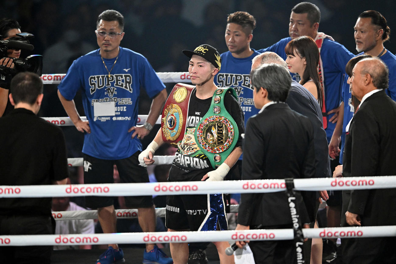 新王者となり2本のベルトを肩にかける井上（撮影・滝沢徹郎）