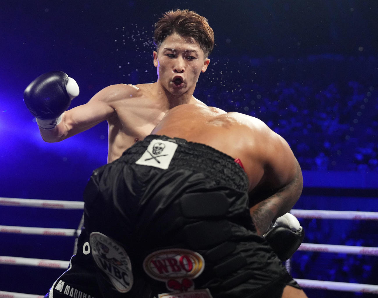 フルトン対井上　2回、フルトン（手前）を攻める井上尚（撮影・鈴木みどり）