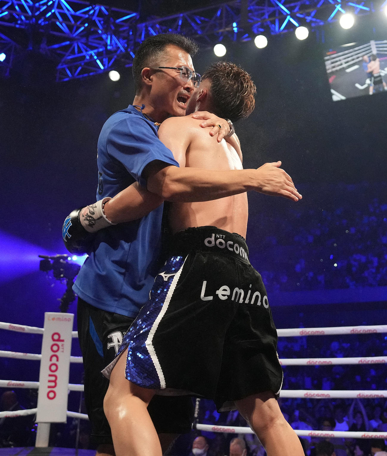 フルトン対井上　フルトンに8回TKO勝ちした井上尚（右）は真吾トレーナーと抱き合う（撮影・鈴木みどり）