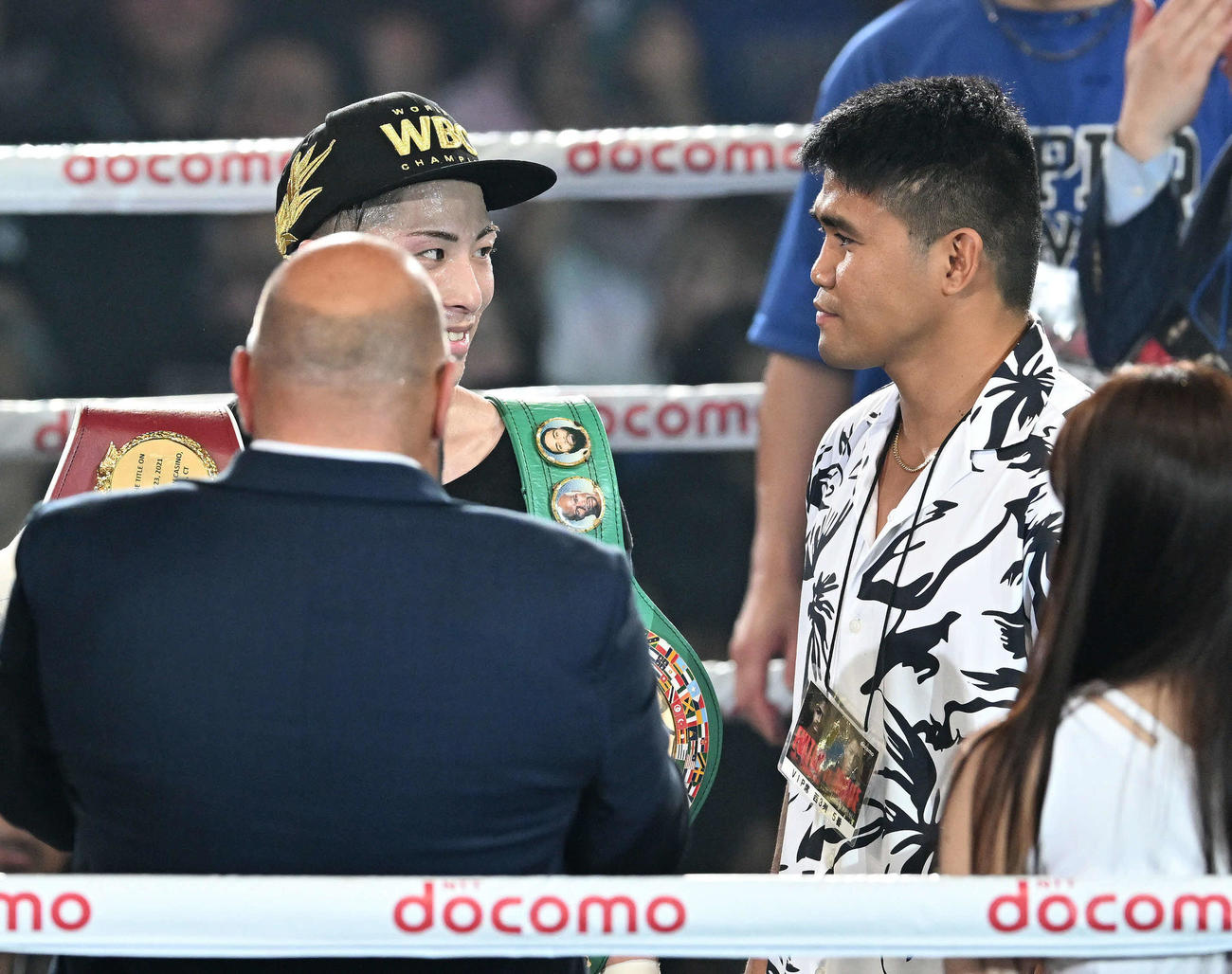 新王者となった井上（左）は対戦が決まったタパレスと話す（撮影・滝沢徹郎）