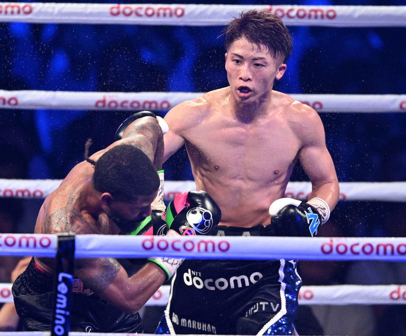 8回、井上（右）はフルトンにパンチを打ち込む（撮影・滝沢徹郎）