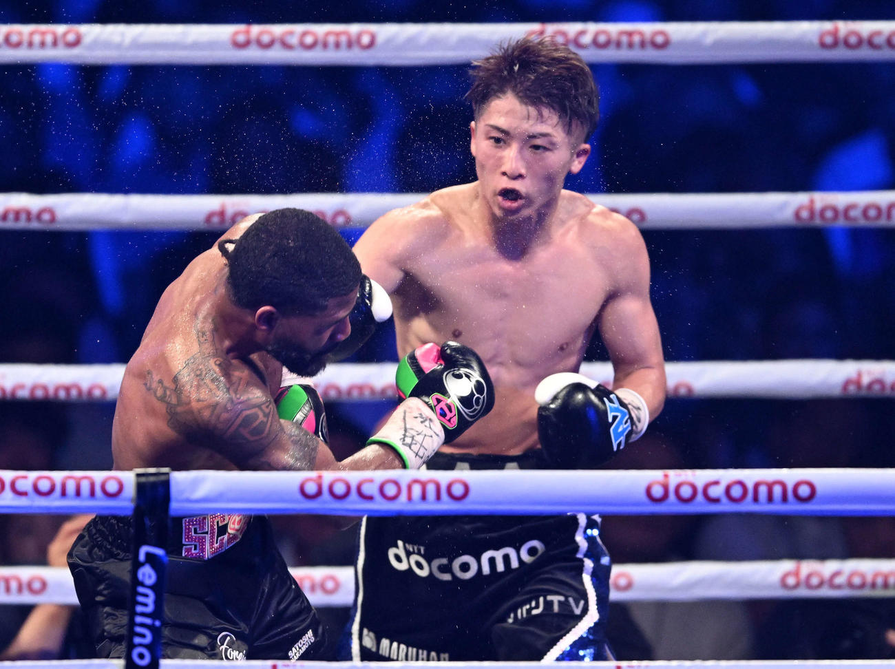 8回、井上（右）はフルトンにパンチを打ち込む（撮影・滝沢徹郎）