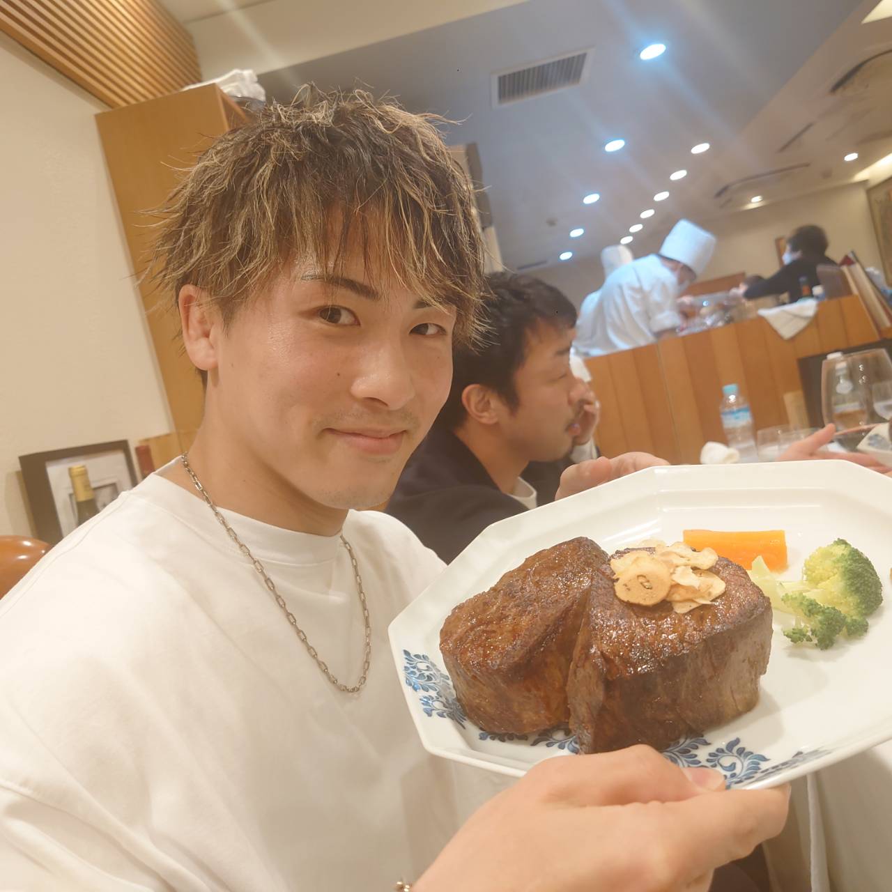 3月16日に開催された食事会でステーキを手にする井上尚弥。この日、大橋秀行会長にフルトン戦延期について相談（大橋会長提供）