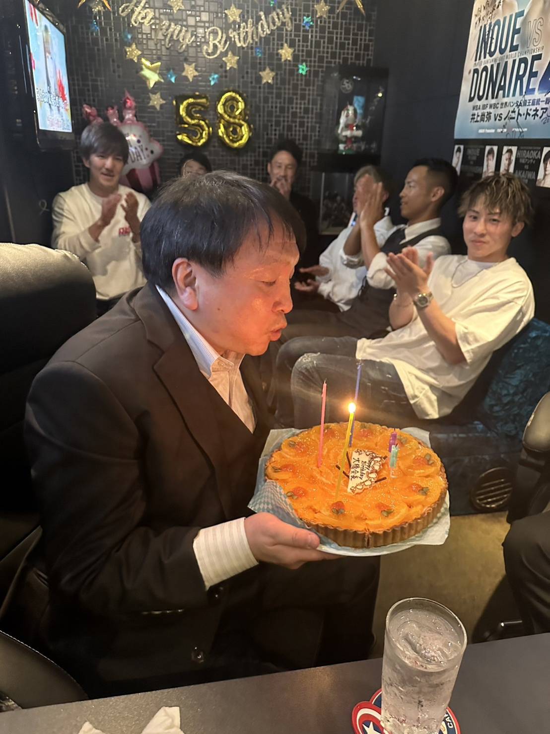井上尚弥（右端）にフルトン戦延期の可能性を相談された3月16日に横浜市で開かれた大橋秀行会長（手前）の誕生日会（大橋会長提供）