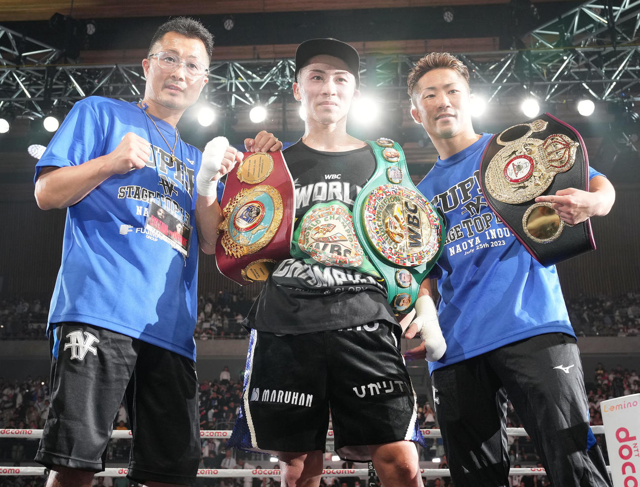 WBC、WBO世界スーパーバンタム級新王者の井上尚（中央）は、父真吾トレーナー（左）、弟拓真と記念撮影（撮影・鈴木みどり）