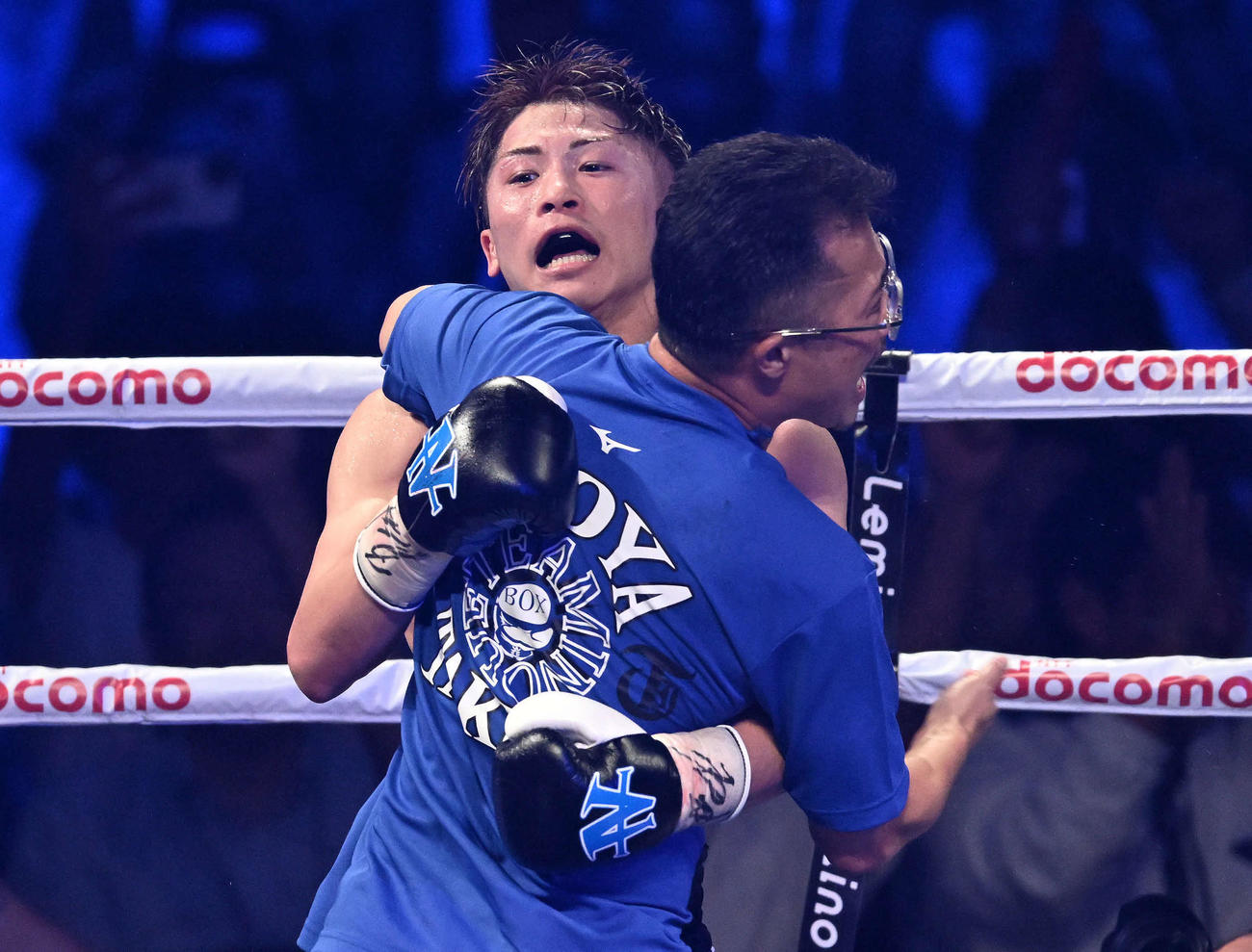 フルトンにTKO勝ちした井上（後方）は父の真吾トレーナーと抱き合って喜ぶ（撮影・滝沢徹郎）