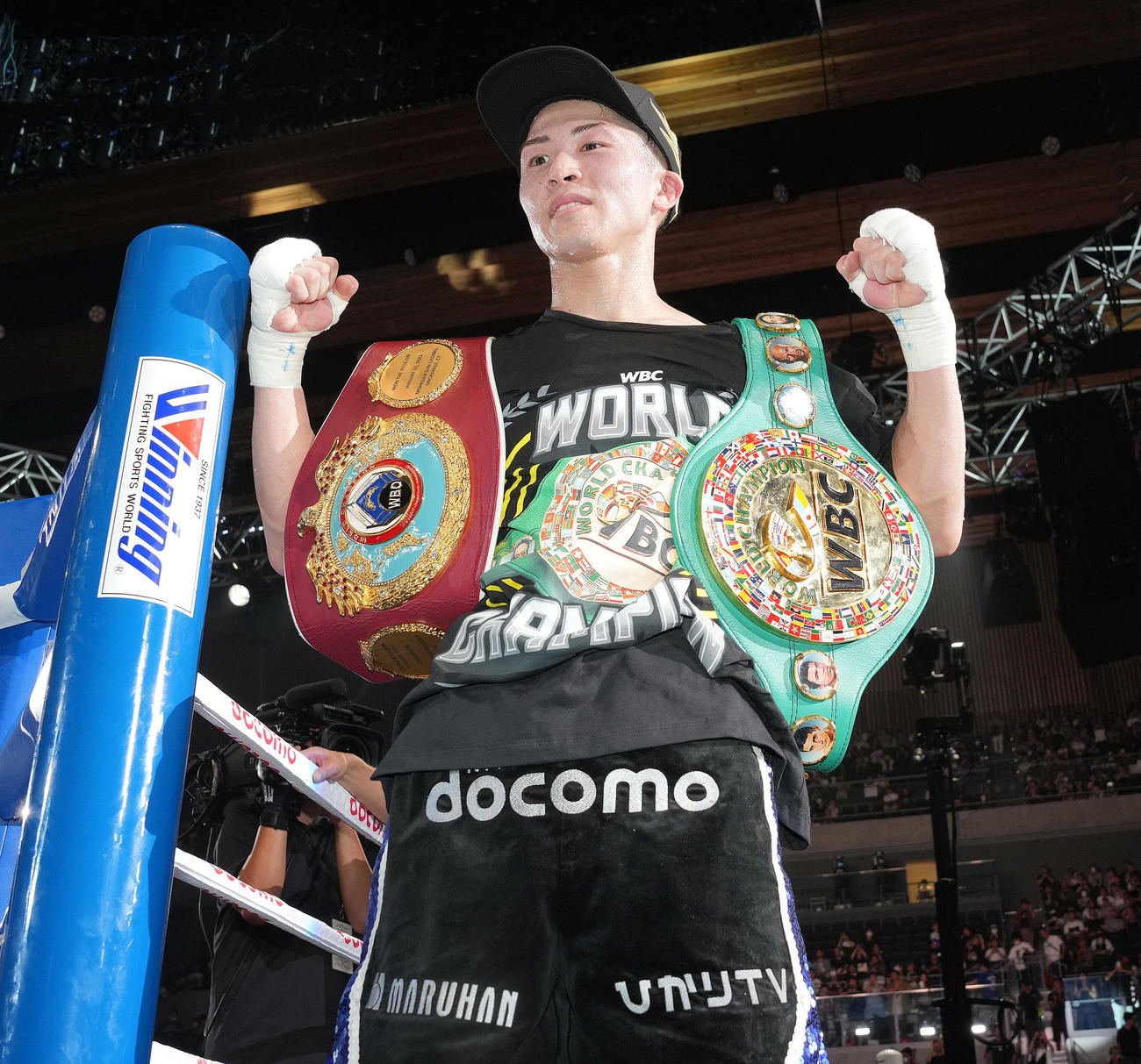 WBC、WBO世界スーパーバンタム級新王者の井上尚はベルトを肩にかけポーズ（撮影・鈴木みどり）