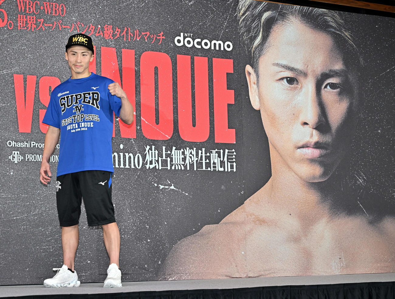 会見後、記念撮影する新王者の井上（撮影・滝沢徹郎）