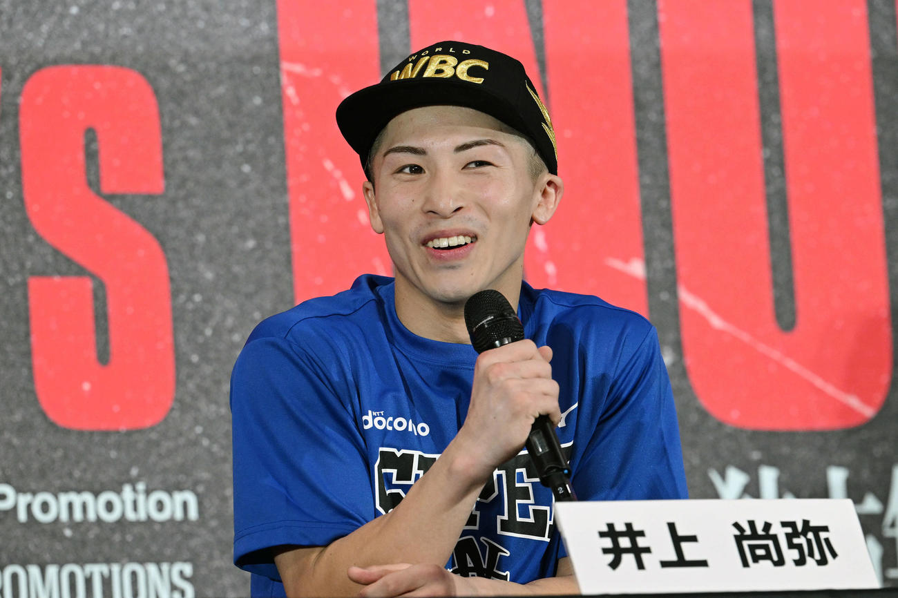 試合後の会見で笑顔を見せる井上（撮影・滝沢徹郎）