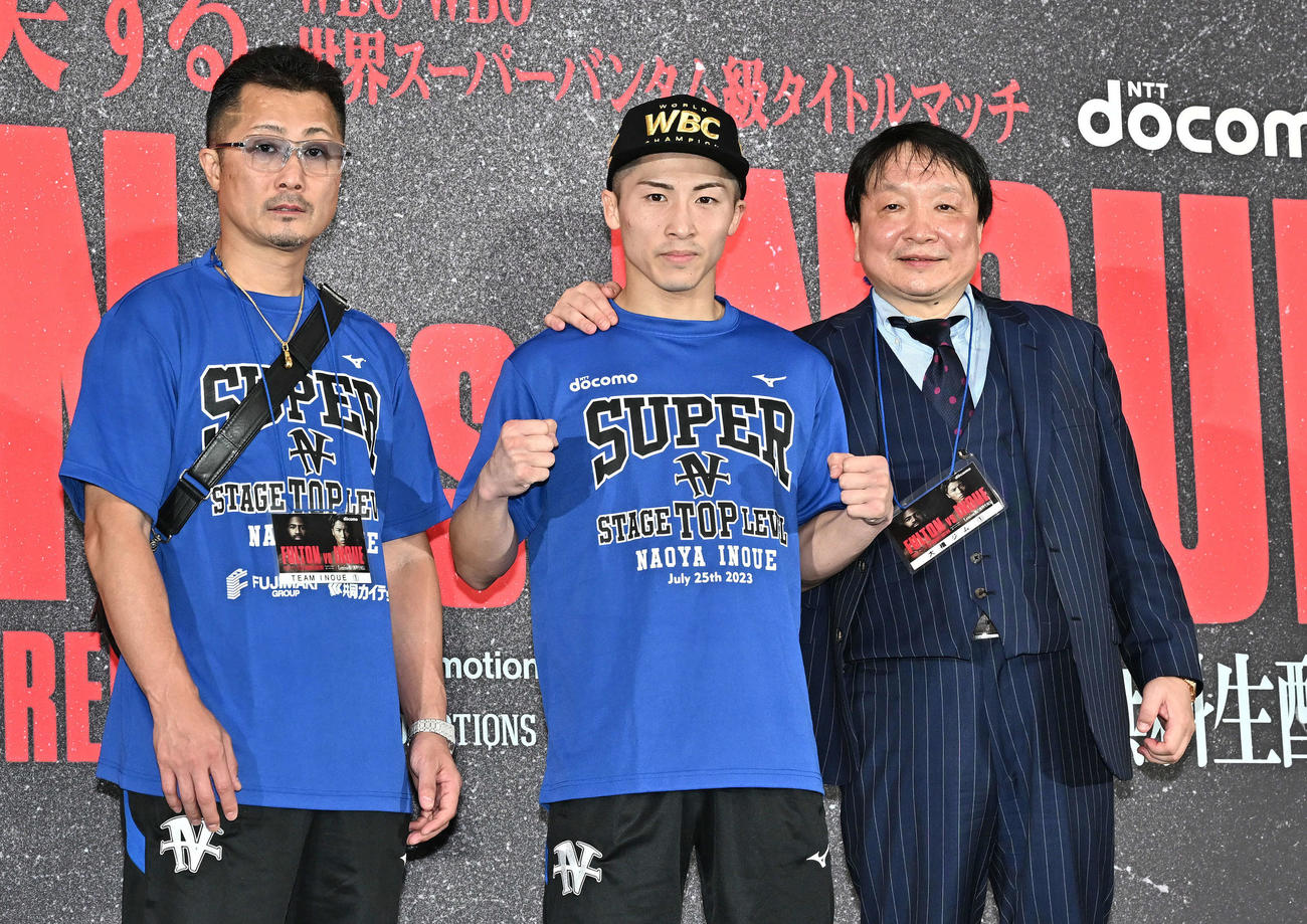 会見後、大橋会長（右）と記念撮影する井上（中央）。左は父真吾トレーナー（撮影・滝沢徹郎）
