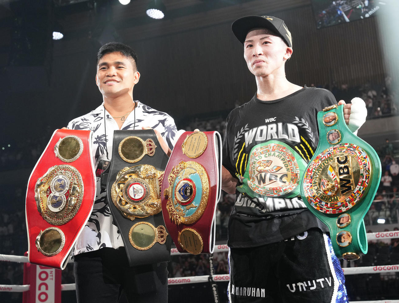WBC、WBO世界スーパーバンタム級新王者の井上（右）は試合後、WBAスーパー、IBF世界スーパーバンタム級王者のタパレスと記念撮影（撮影・鈴木みどり）