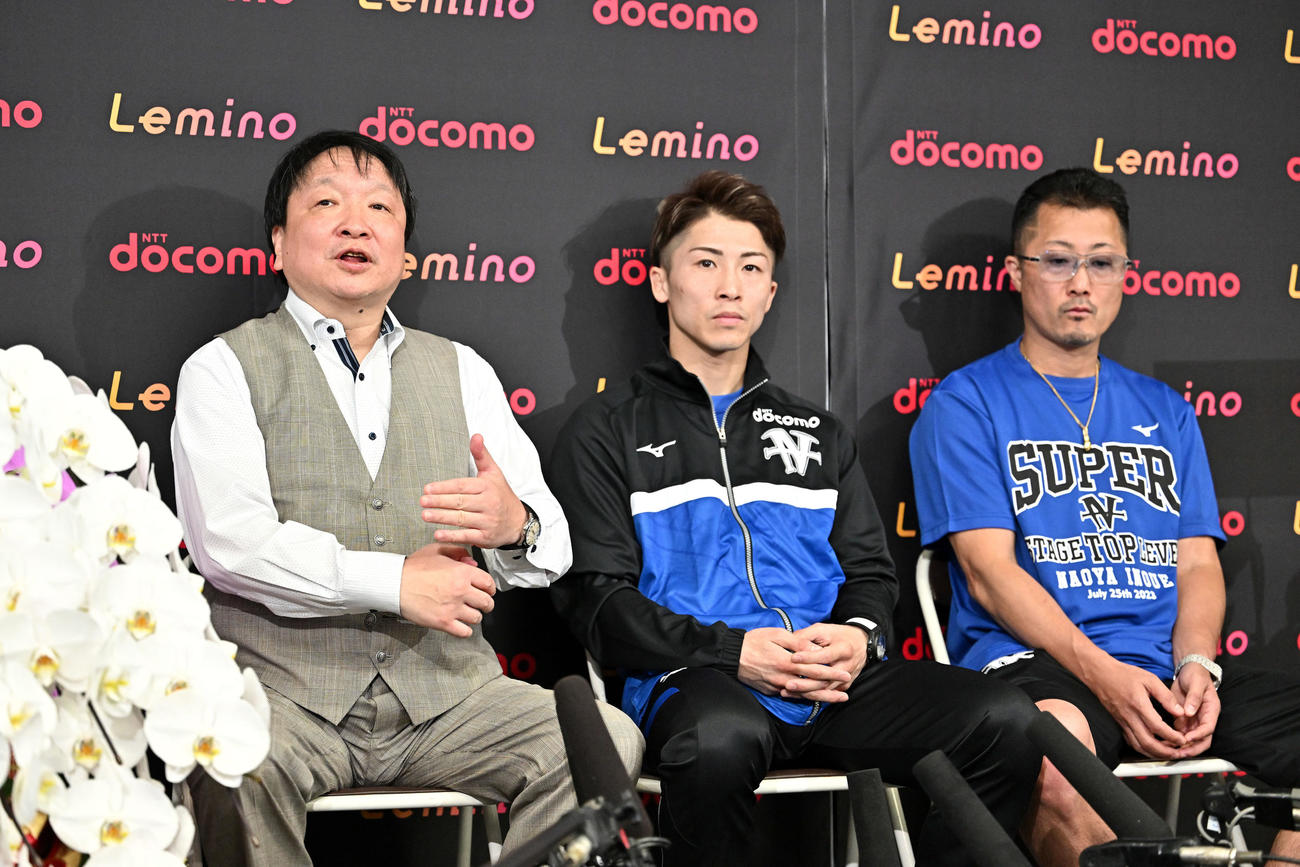 WBC、WBO世界スーパーバンタム級タイトルマッチの一夜明け会見で話す大橋会長（左）。中央は井上と父の真吾トレーナー（撮影・滝沢徹郎）