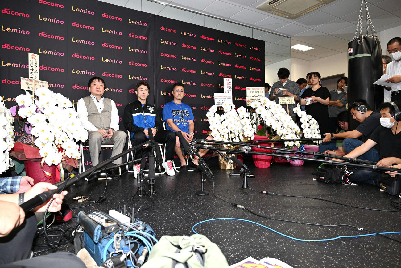 WBC、WBO世界スーパーバンタム級タイトルマッチの一夜明け会見で話す井上（中央）。左は大橋会長と父の真吾トレーナー（撮影・滝沢徹郎）