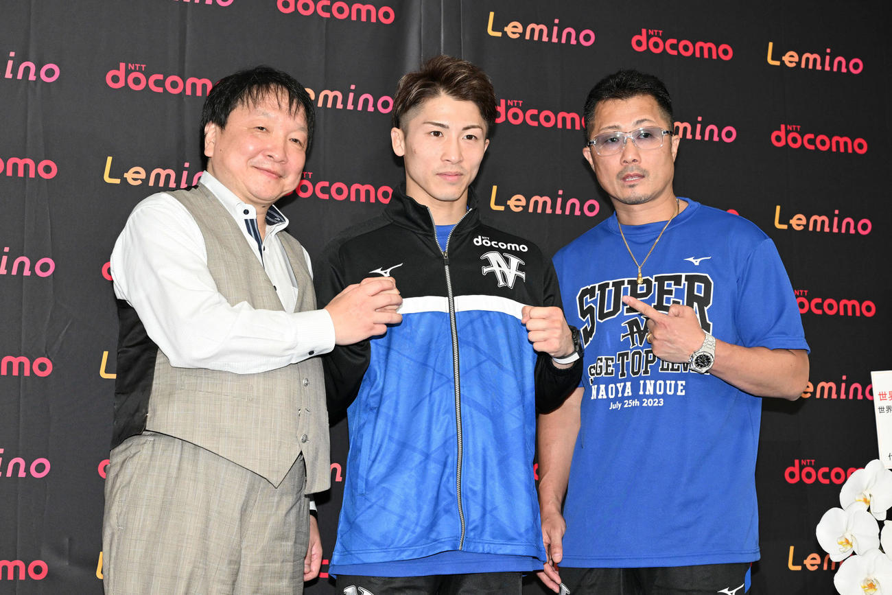 WBC、WBO世界スーパーバンタム級タイトルマッチの一夜明け会見で記念撮影する、左から大橋会長、井上、父の真吾トレーナー（撮影・滝沢徹郎）