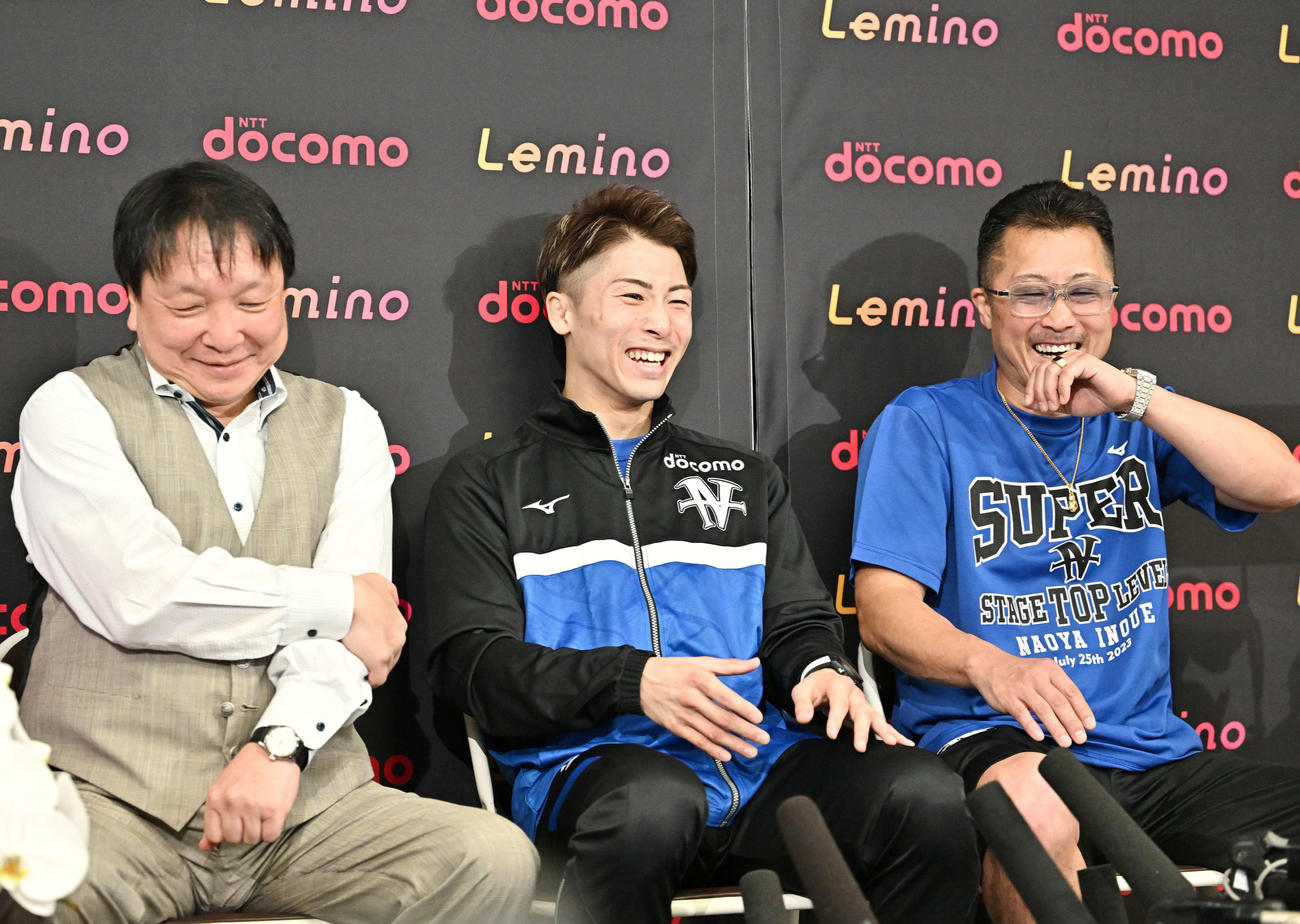 WBC、WBO世界スーパーバンタム級タイトルマッチの一夜明け会見で爆笑する井上。左は大橋会長。右は父の真吾トレーナー（撮影・滝沢徹郎）